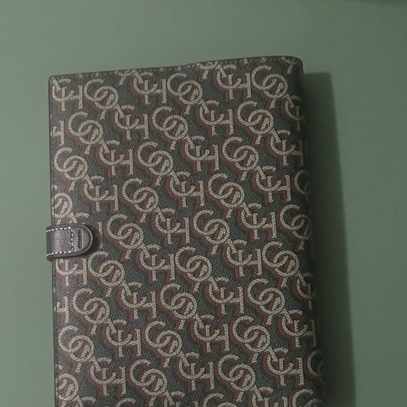 Coach green Monogrammed Cover in Brown and Cream - Picture 2 of 6